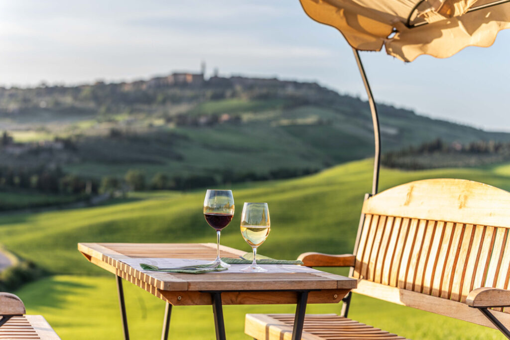 Scopri Biancacamicia: degustazioni di vino Orcia DOC e olio EVO biologico, al tramonto, con vista incantevole sulla Val d’Orcia. Un’esperienza romantica e autentica.